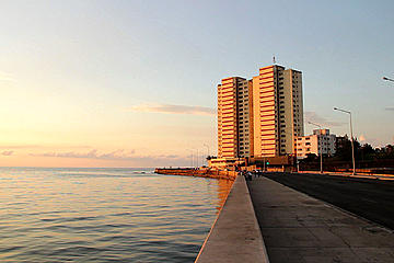 12 Y Malecón, Habana