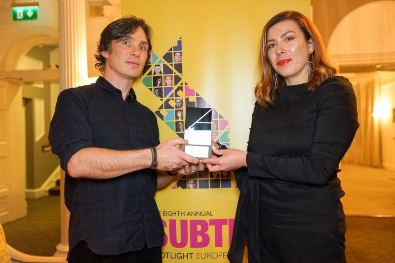 Der irische Schauspieler Cillian Murphy überreicht den Preis an Julia Sinkevych. 