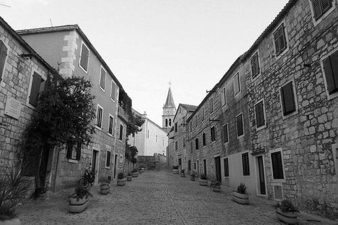 Der zentrale Platz in Postira - perfekt für OpenAir-Kino