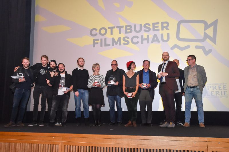 Zwycięzcy i jury 16. Cottbuser Filmschau wraz z dyrektorami FFC