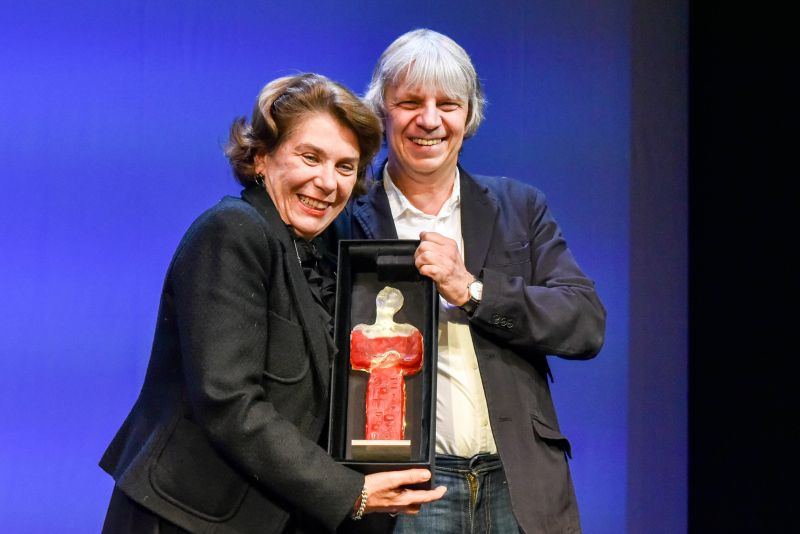 Regisseur Andreas Dresen überreichte Kirsten Niehuus bei der Eröffnung des 26. FilmFestival Cottbus die Ehren-LUBINA.