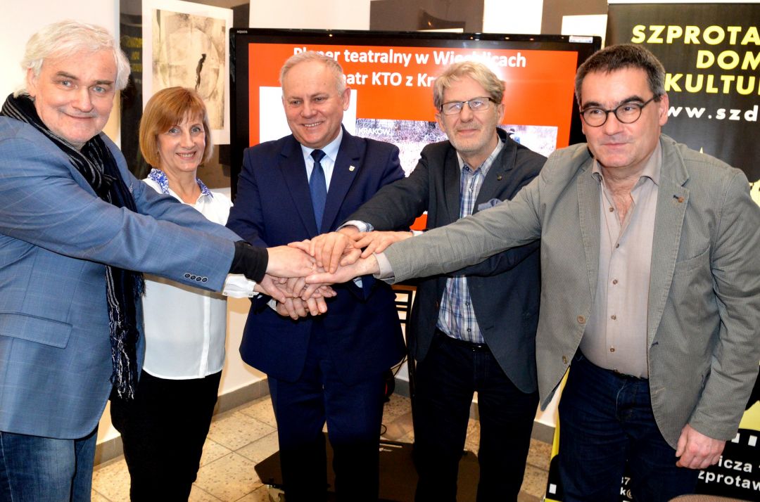 Od lewej: dyr. Biblioteki Norwida i Kozzi Film Festiwal Andrzej Buck, dyr. Szprotawskiego Domu Kultury Teresa Zima, burmistrz Szprotawy Józef Rubacha, dyr. Żarskiego Domu Kultury Roman Krzywotulski i dyrektor Film Festival Cottbus Bernd Buder