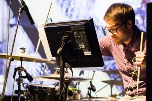 Schlagzeuger Stefan Friedrich an seinem Arbeitsplatz