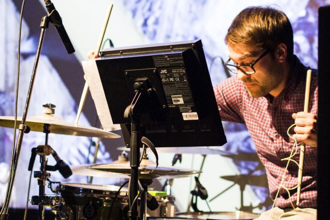 Schlagzeuger Stefan Friedrich an seinem Arbeitsplatz