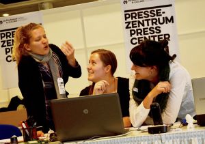 Die PR- und Marketingabteilung bespricht sich während der Festivalwoche. Trotz zahlreicher Aufgaben kommt auch hier der Spaß nicht zu kurz. 