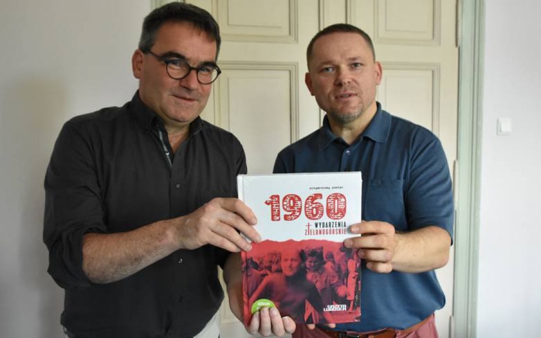 Bernd Buder (Dyrektor FilmFestival Cottbus) oraz Grzegorz Widenki (prezesa Oddziału Polska Press w Zielonej Górze)